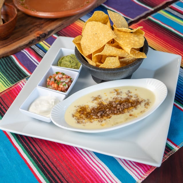 Queso Dip Con Carne.